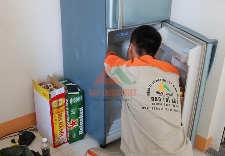 Qua bước kiểm tra tủ lạnh, kỹ thuật tiến hành sửa chữa trực tiếp lỗi
