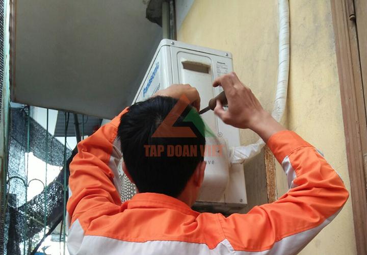 Nhân viên tiến hành kiểm tra, sửa điều hòa quận Hà Đông Nhân viên tiến hành kiểm tra, sửa điều hòa quận Hà Đông