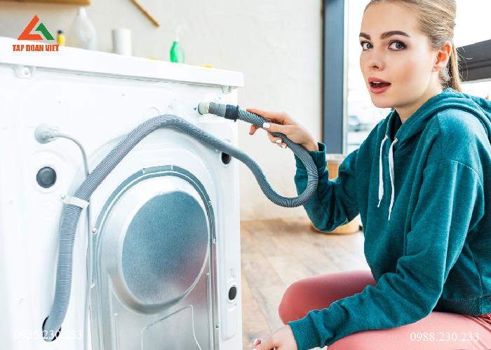 Khách hàng thấy hài lòng sau khi kỹ thuật sửa chữa máy giặt tại nhà khu vực Bắc Từ Liêm Khách hàng thấy hài lòng sau khi kỹ thuật sửa chữa máy giặt tại nhà khu vực Bắc Từ Liêm