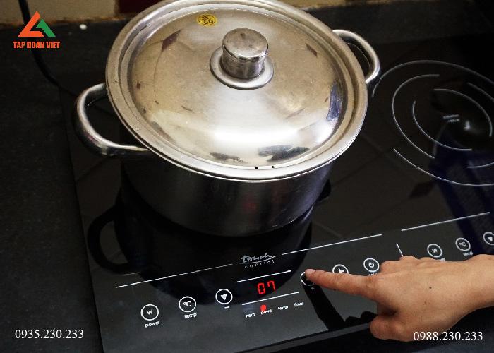 Hình ảnh kỹ thuật trực tiếp đang kiểm tra lỗi bếp từ không nhận nồi tại nhà Hình ảnh kỹ thuật trực tiếp đang kiểm tra lỗi bếp từ không nhận nồi tại nhà