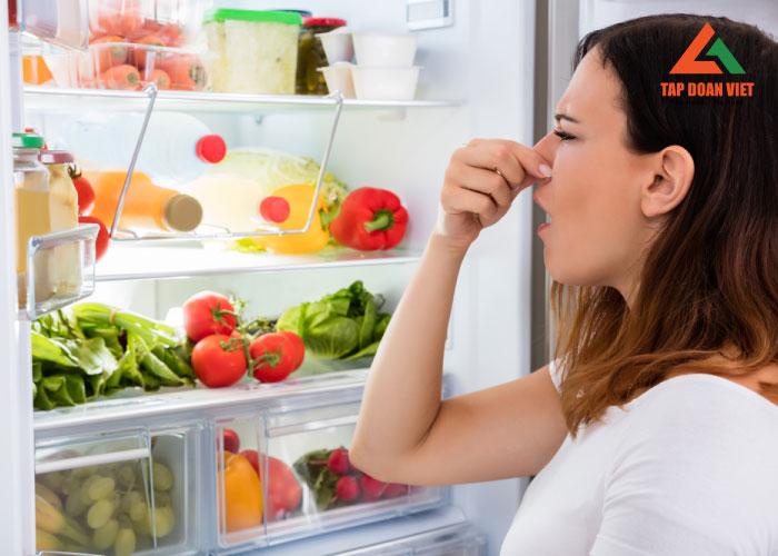 Khách hàng kiểm tra lại tủ lạnh sau khi kỹ thuật sửa chữa tủ lạnh tại Mỹ Đình Khách hàng kiểm tra lại tủ lạnh sau khi kỹ thuật sửa chữa tủ lạnh tại Mỹ Đình