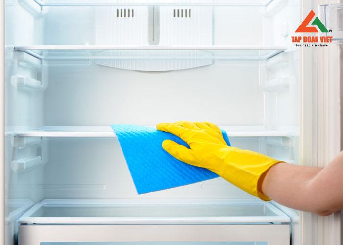 Trước khi vệ sinh tủ lạnh, kỹ thuật dọn sạch sẽ tủ lạnh để thuận lợi cho quá trình làm