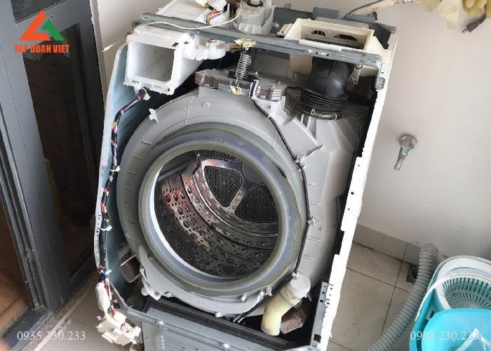 Xem xét nguyên nhân tại sao lồng máy giặt quần áo không sạch 