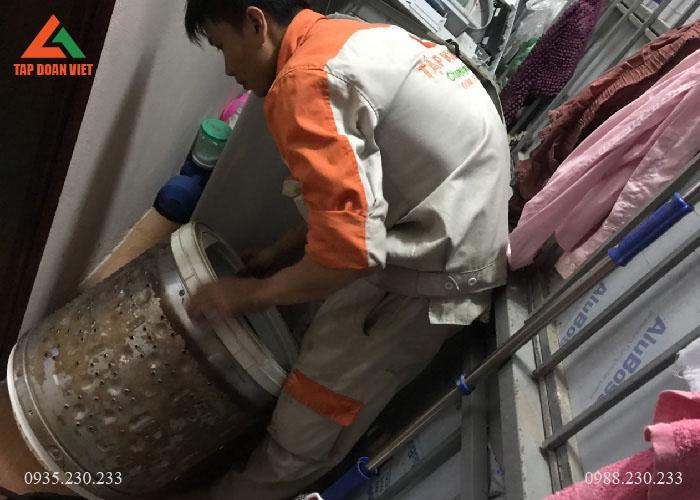 Sửa máy giặt cửa ngang kêu to tại Tập Đoàn Việt
