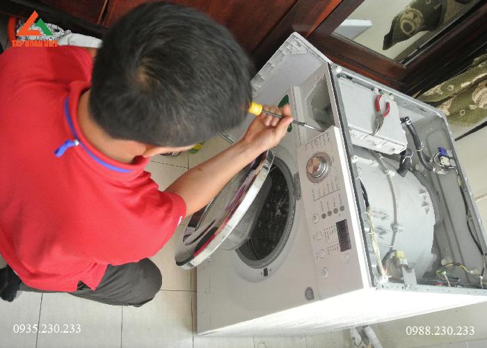 Kỹ thuật Tập Đoàn Việt tháo lồng máy giặt ra để bắt đầu quá trình bảo dưỡng, vệ sinh 