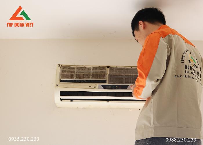 Công việc vệ sinh điều hòa tại nhà định kỳ thường xuyên là công việc cần thiết giúp tiết kiệm điện