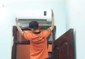 Nhân viên tiến hành tắt nguồn, rút điện để bắt đầu tiến hành vệ sinh điều hòa tại nhà