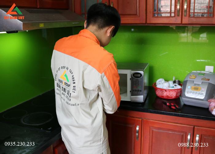 Lò vi sóng thức ăn không làm nóng, kỹ thuật Tập Đoàn Việt trực tiếp kiểm tra lỗi tại nhà