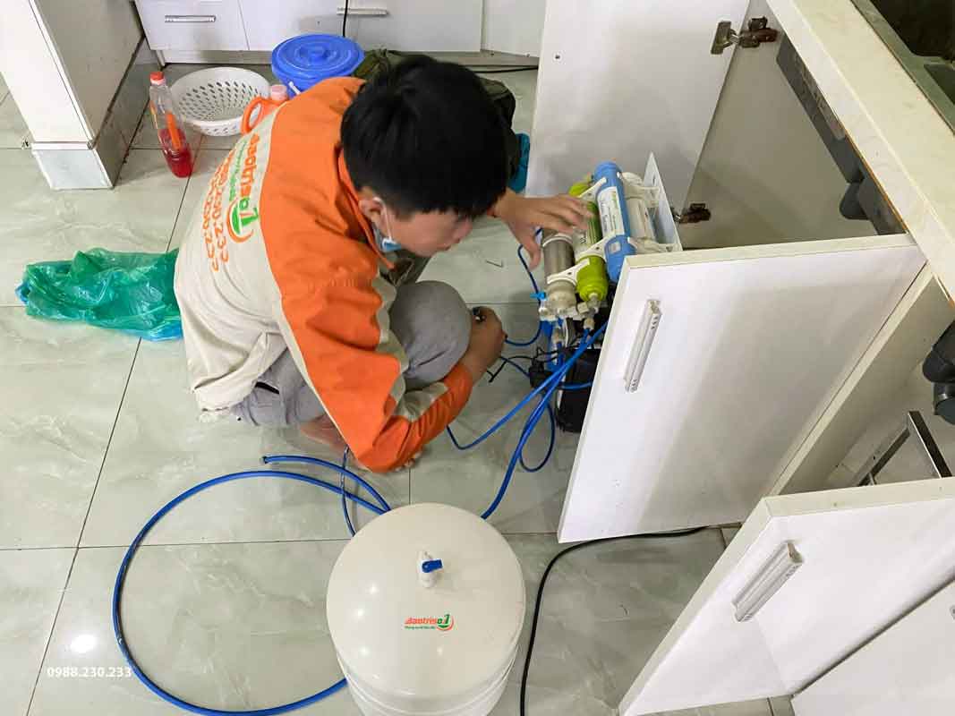 Thợ sửa máy lọc nước Kangaroo đang thay lõi lọc nước chính hãng cho khách hàng