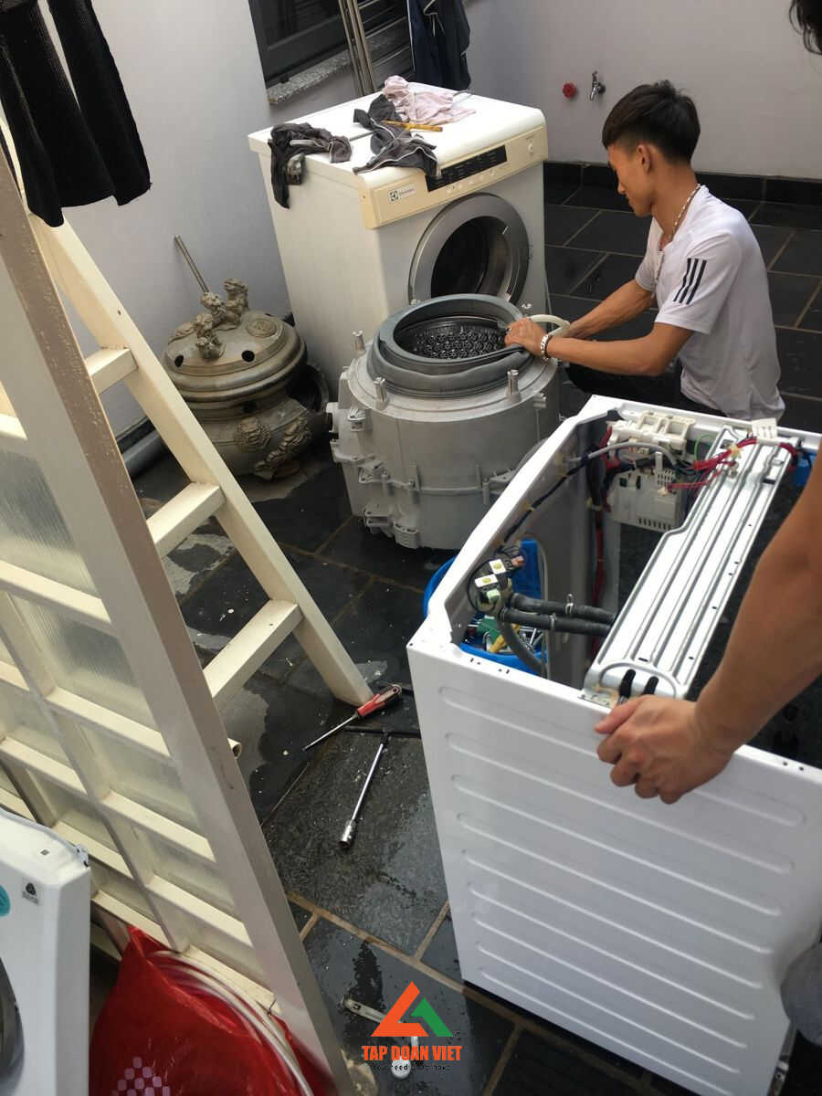 hình ảnh thợ sửa máy giặt tại hà đông tai nhà