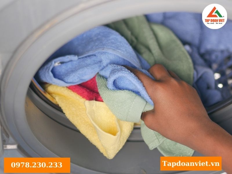 Máy giặt Panasonic báo lỗi U12 do đầy áo quần
