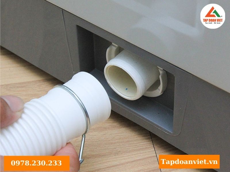 Lỗi ống cấp nước máy giặt bị nghẹt hoặc gấp khúc Lỗi ống cấp nước máy giặt bị nghẹt hoặc gấp khúc