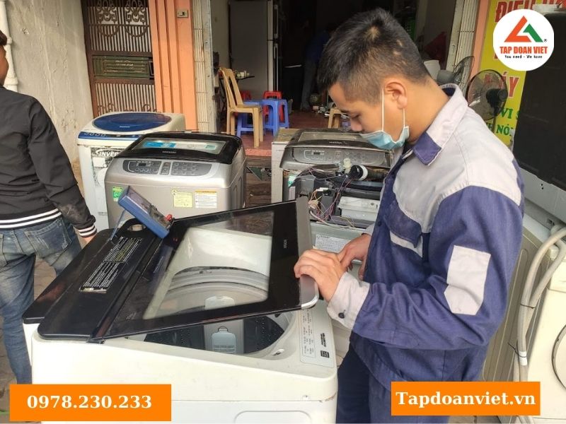 Dịch vụ sửa máy giặt đang giặt báo lỗi của Tập Đoàn Việt