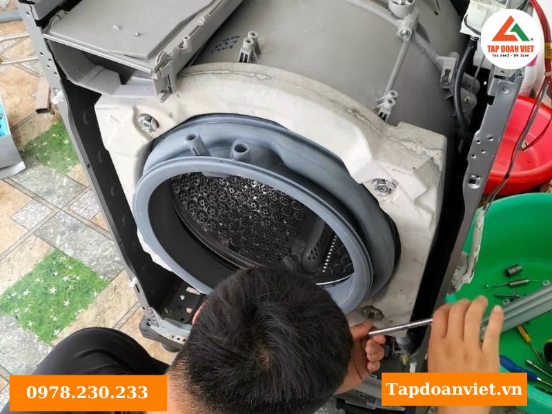 Bao lâu vệ sinh máy giặt cửa ngang một lần?