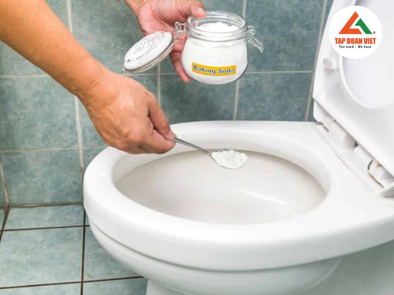 Cách thông tắc bồn cầu bị tắc nặng hiệu quả tại nhà